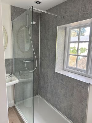 Shower room- click for photo gallery